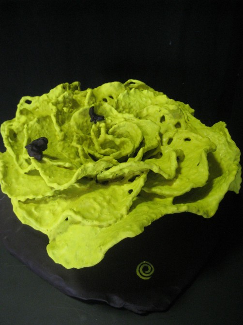 Rose en textile  recouvert de grès cellulosique et patinée